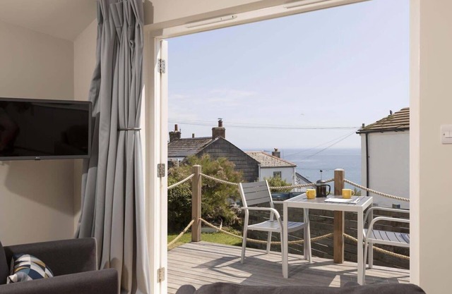 Stylish Boatshed with Sea Views, Private Parking