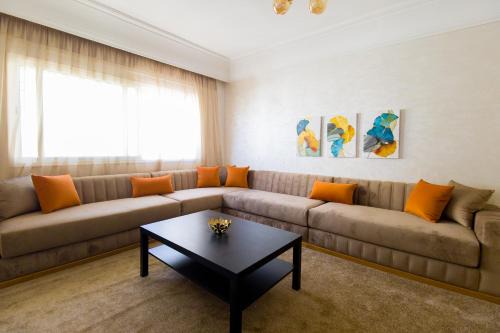 Stylish & Bright 3-Bedroom Apartment, City Center with Air Conditioning and Free Parking