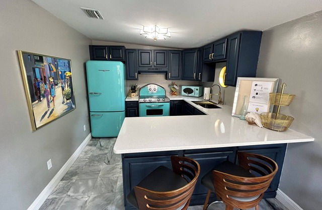 Stylish Bungalow Near Dining, Parks & Entertainmentn