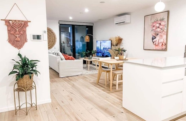 Stylish Canberra CBD Apartment for 4
