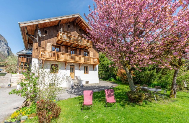 Stylish chalet, central Samoëns, 5 bedrooms, Jacuzzi/spa, pool table, log fire