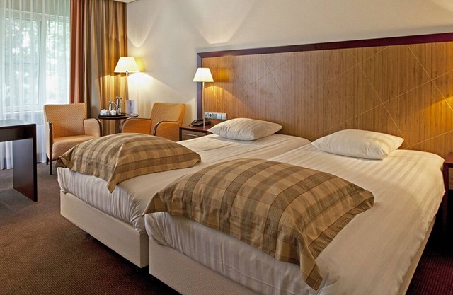 Stylish Comfort Near Scenic Paterswoldsemeer! Outdoor Pool, Free Parking!