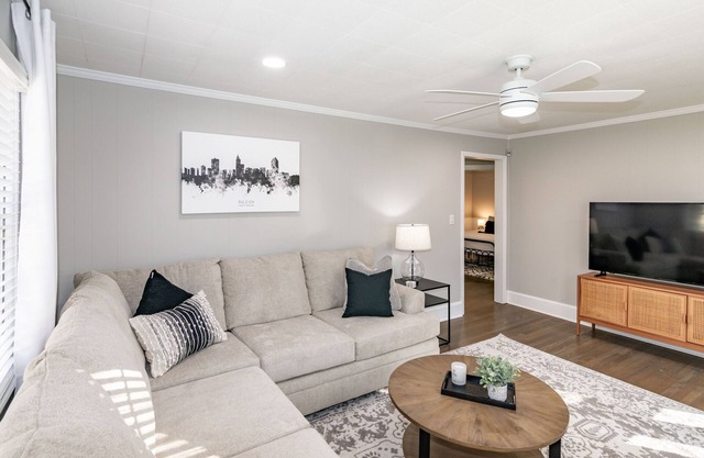 Stylish & Comfy ~ 5★ Location near Downtown ~ Backyard ~ Updated