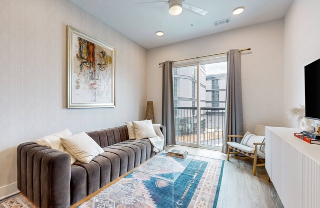 Stylish condo with balcony, high speed internet, W/D and elevator
