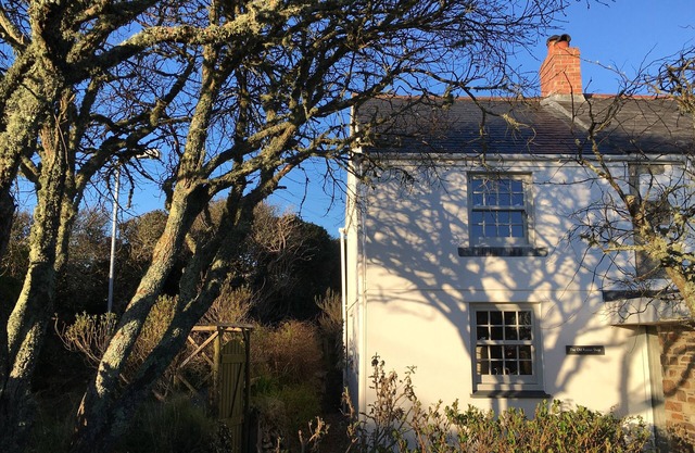 Stylish, contemporary cottage for two close to the sea, beaches and village pub
