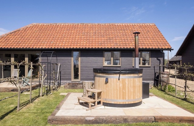 Stylish cottage, countryside views, wood burning hot tub, 20 mins to Cambridge