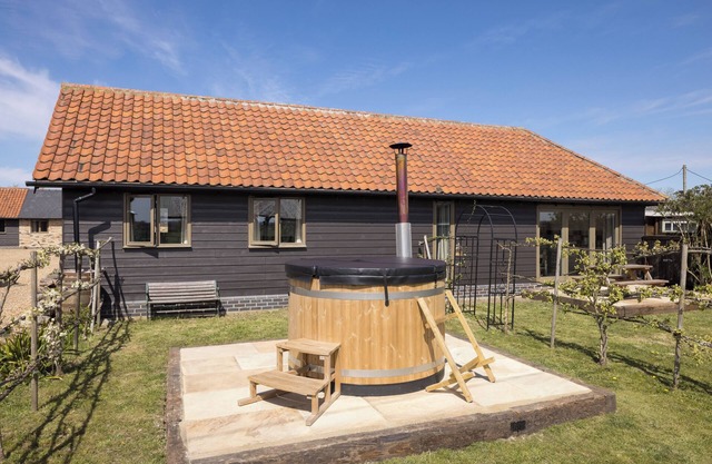 Stylish cottages, countryside views, wood burning hot tubs, 20 mins to Cambridge