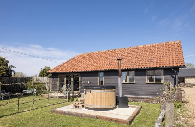Stylish cottages, countryside views, wood burning hot tubs, 20 mins to Cambridge