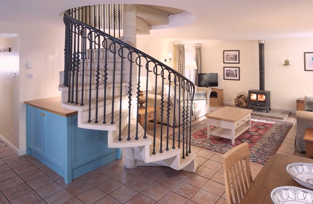 Stylish country cottage near Edinburgh with wood-fired sauna. Pet friendly.