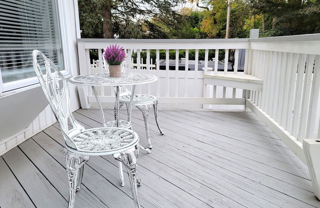 Stylish downstairs apartment. Walk to town, train, & beach ferry!
