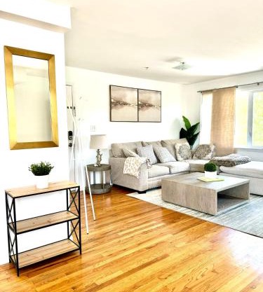Stylish Evergreen Apartment By Newark Airport