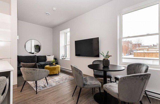 Stylish & Fun 1 Bedroom Apartment in Le Plateau by Denstays