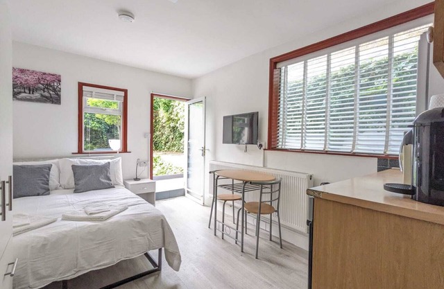 Stylish Ground Floor Garden Flat nr Central Londonnn