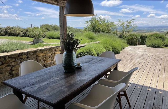Stylish holiday house for 6 w. shared pool & magnificent views near Carcassonne