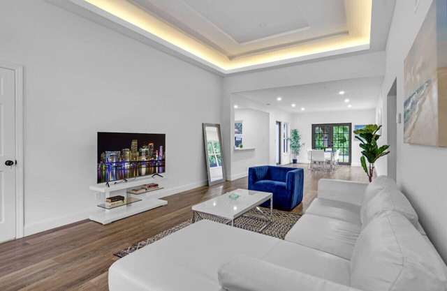 Stylish Home w Pool & Parking 10 mins to the Beach
