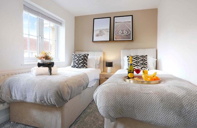 Stylish House - Close to City Centre and Luton Airport - Free Parking, Super-Fast Wifi, Garden and Smart TV with Netflix by Yoko Property