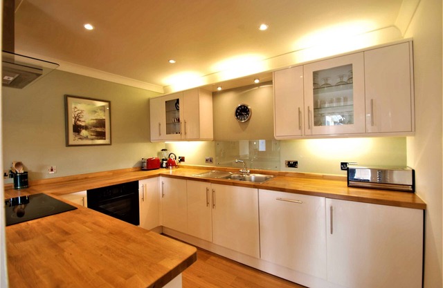 Stylish house, sea & mountain views, perfect for families, 5 mins drive to beach
