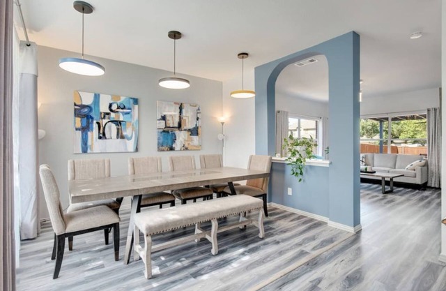 Stylish House w playset ,Game room &BBQ near DFW airport ,Gaylord sleeps 10-14