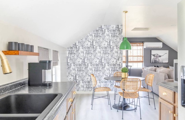 Stylish Loft for 2-3 Near Downtown | 15 min from Round Top | The Otis