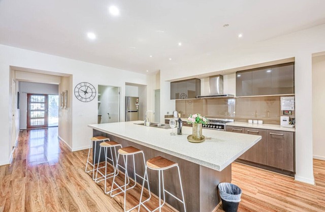 Stylish Luxe House for Big Group at Point Cook