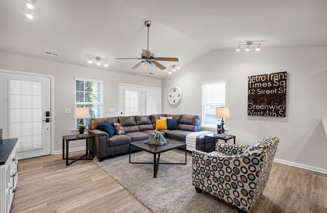 Stylish Luxe One-Level Twnh Steps from Neuse Trail