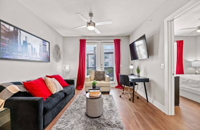Stylish Luxury King Bed | Gym+Pool+Stockyards