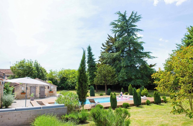 Stylish Manor House, 6 Bed, Heated Pool, Gated Garden, Sleeps15, Outdoor Kitchen