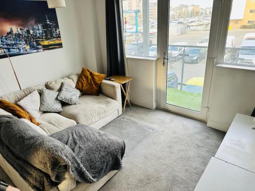 Stylish Marina Apartment with Stunning Views