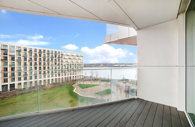 Stylish, Modern 2 Bed/2Bath next to Canary Wharf and City Airport!