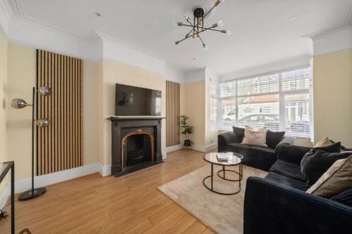 Stylish Modern 3 Bedroom Home with Garden