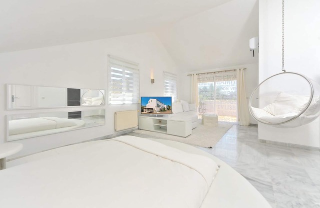 Stylish Modern 4 bedroom/4 bathroom villa near the beach in Guadalmina