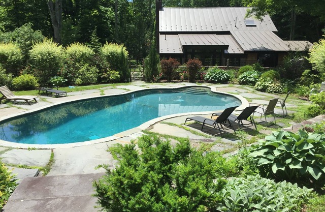 Stylish, modern barn with chef’s kitchen, heated pool, privacy