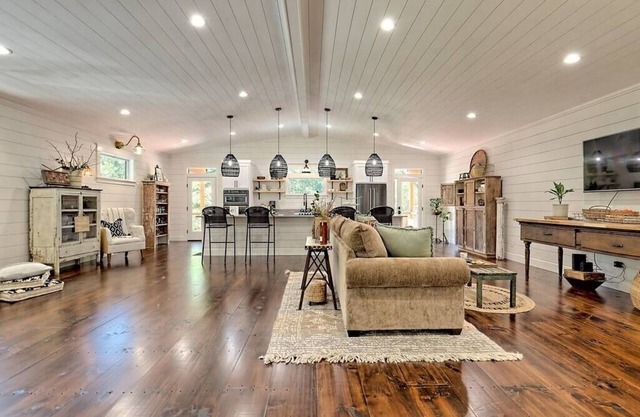 Stylish Mountain Escape -by Chatuge Home Concierge private, firepit