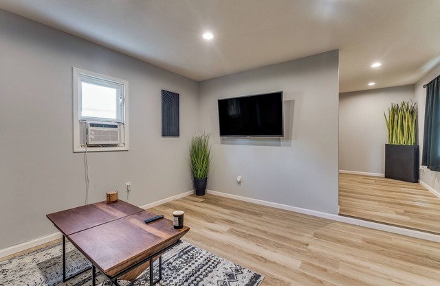 "Stylish Oasis: Modern Comfort!