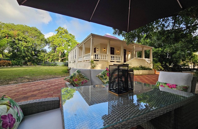 Stylish Oistins Villa: 2BR, A/C, Full Kitchen, Gated Property, Spacious Garden.