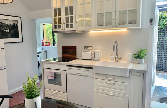 Stylish Private Studio for 2★Close to Beach★Free WiFi★Netflix★Parking