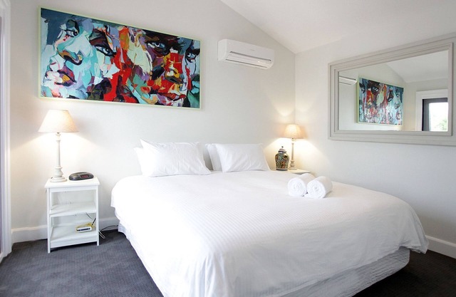 Stylish renovated heritage apartment, in quiet tree lined st close to the CBD