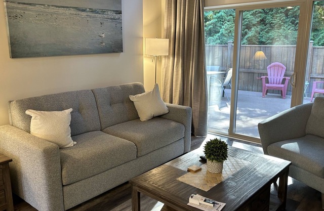 Stylish resort villa close to on-site pool & hot-tub & short walk to beach