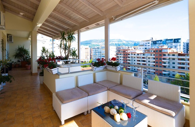Stylish romantic penthouse w/hot tub-5 min walk from beach family-friendly
