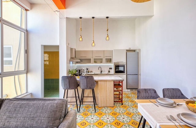 Stylish Sliema apt with rooftop, sea & Valletta views – central yet peaceful.