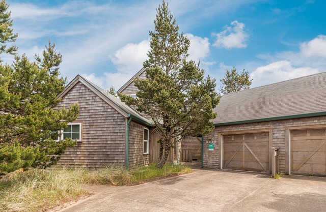 Stylish Spacious 2 Bedroom, Walk to the Beach, or Explore Shorepine Village