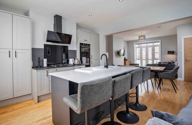 Stylish & Spacious 3 Bed Apartment with Parking