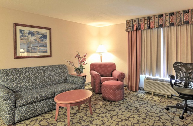 Stylish Stay with Outdoor Pool and Free Breakfast Near Houston’s Best Shopping