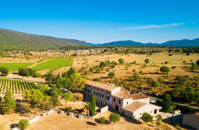 Stylish studio apartment within an award-winning vineyard; shared pool