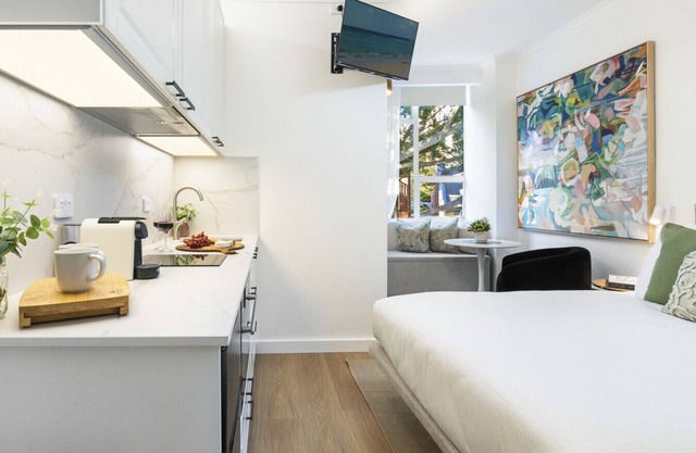 Stylish Studio with Rooftop Harbour Views