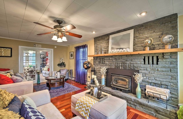 Stylish Suburban Getaway, 10 Miles to Royal Mtn!