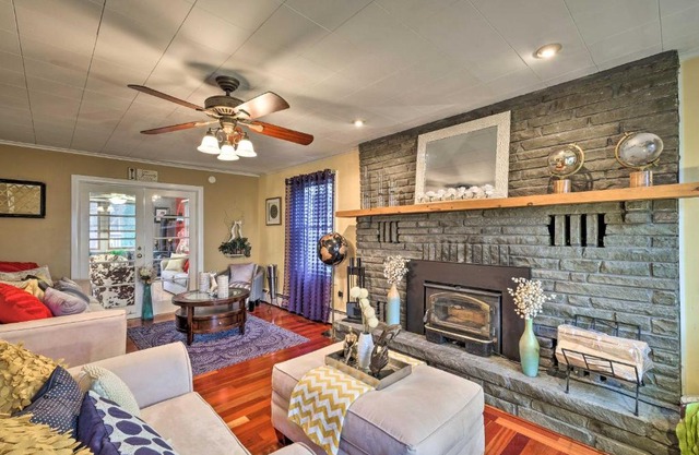 Stylish Suburban Getaway, 10 Miles to Royal Mtn!