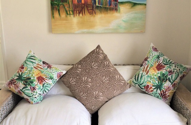 Stylish sun kissed 2 bed apartment near the sea (mountain view)