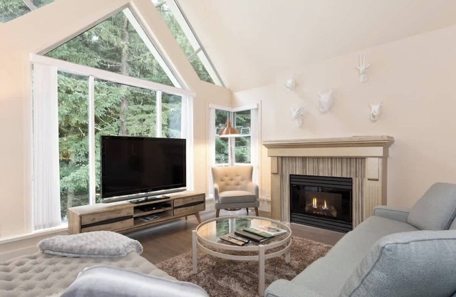 Stylish, Top Floor, Bike storage, Pool, Hot Tub