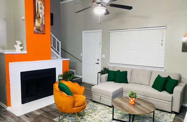 Stylish Townhome 7 mins to AT&T Stadium 1 king bed and 1 Queen Bed free Wifi